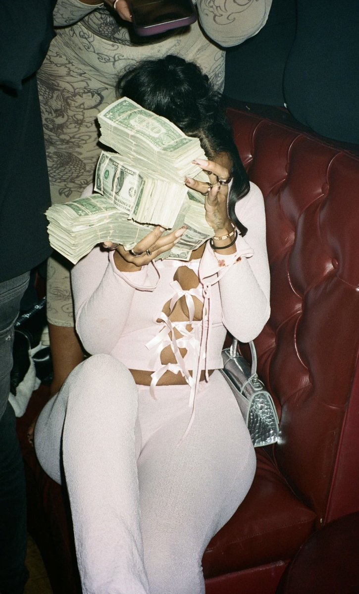 pretty girls wear yagi wrld