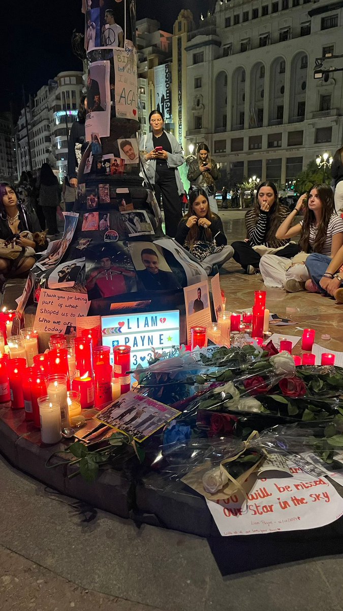 PromoLP93's tweet image. Así ha sido la despedida para Liam hoy en Valencia 🥺