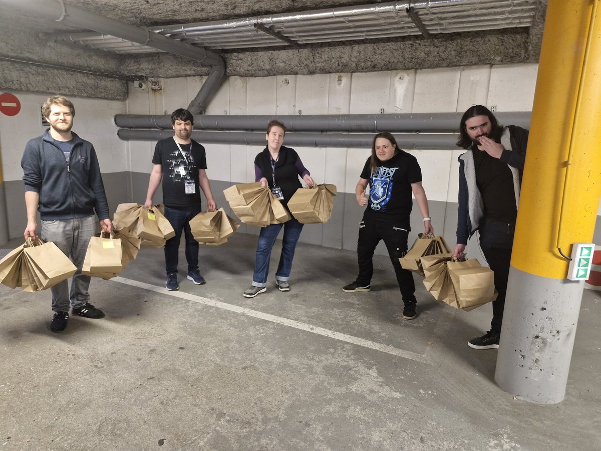 L'équipe du #Foostival s'est prise pour l'héroïne de Pretty Woman avec ses sacs plein de cadeaux #GuildWars2 rien que pour vous !

On vous attend très vite !