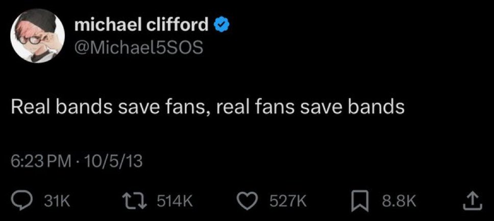 emmagws's tweet image. this is so poignant right now seeing fans who are grieving fight with paps who have no respect so they can get liams dad an ounce of privacy among this tragedy