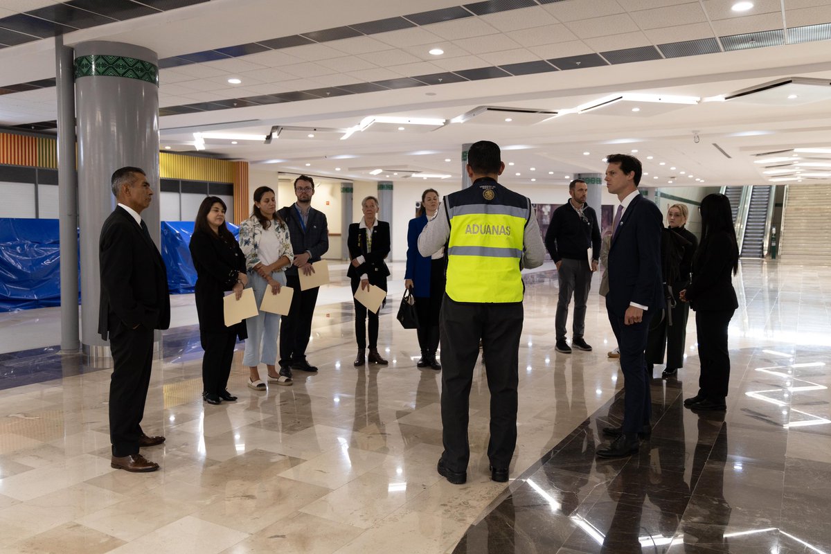 g_degerlache's tweet photo. Visita exitosa de Cónsules de la @UEenMexico al @aifaaero para conocer sus instalaciones y procesos migratorios. Gracias al General Pastor y su equipo por la muy buena atención. https://t.co/tu9HWX3G6P