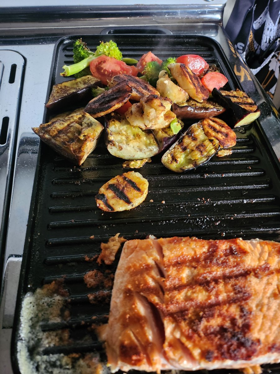 pprubuck's tweet image. Eggplant, plantain, tomatoes, broccoli, and fish