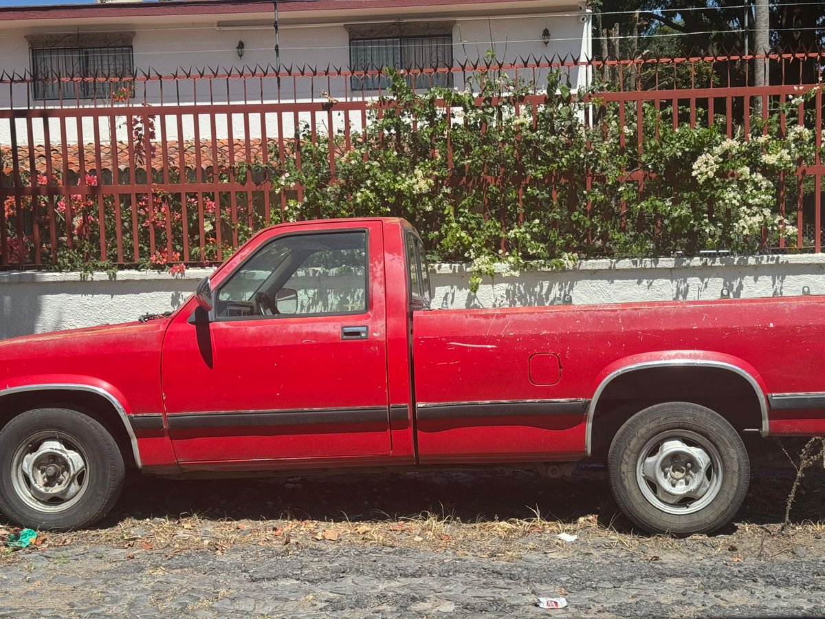 Vehículo abandonado desde hace más de 2 meses  en Av. Las Fuentes #142  Col. Las Fuentes <a href="/MovilidadZap/">Movilidad Zapopan</a> <a href="/TransporteJal/">Secretaría de Transporte Jalisco</a> <a href="/ZapopanDen/">Denuncia Ciudadana Zapopan</a>