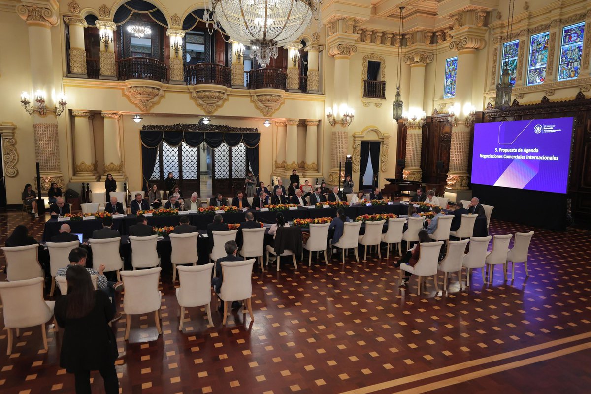 MINECOGT's tweet photo. #MINECOGT lleva a cabo la primera reunión del año de #CONAPEX, liderada por la ministra #GabrielaGarcía, reafirmando el compromiso de Guatemala en promover las exportaciones a través de la innovación, sostenibilidad e inclusión. #ExportacionesGt https://t.co/xcqeCB55DW
