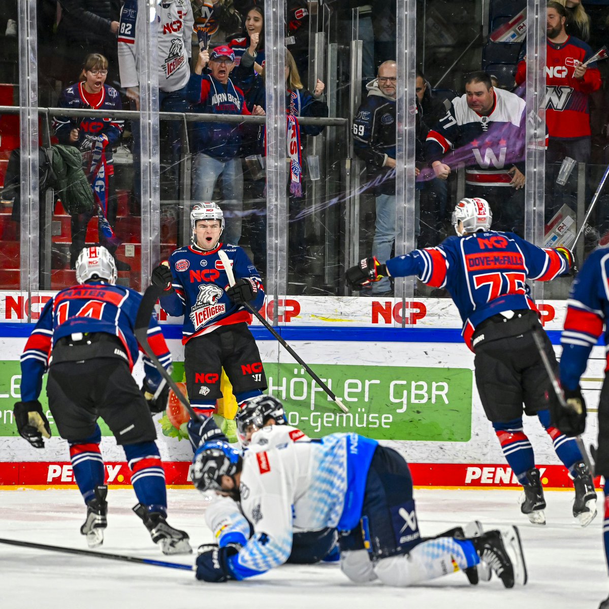 ISPFD_ts's tweet photo. @Ice_Tigers - @ERCIngolstadt 6:2
Ausgerechnet im Derby gegen den Tabellenführer schaffen die Nürnberger den ersten Sieg nach 5 Niederlagen.

📷 https://t.co/Wp5BMjNiZw
-der Post enthält unbezahlte Werbung-
#nuernberg #icetigers #arenanuernbergerversicherung #Ingolstadt #erc #erci https://t.co/3iTqRUlSdb