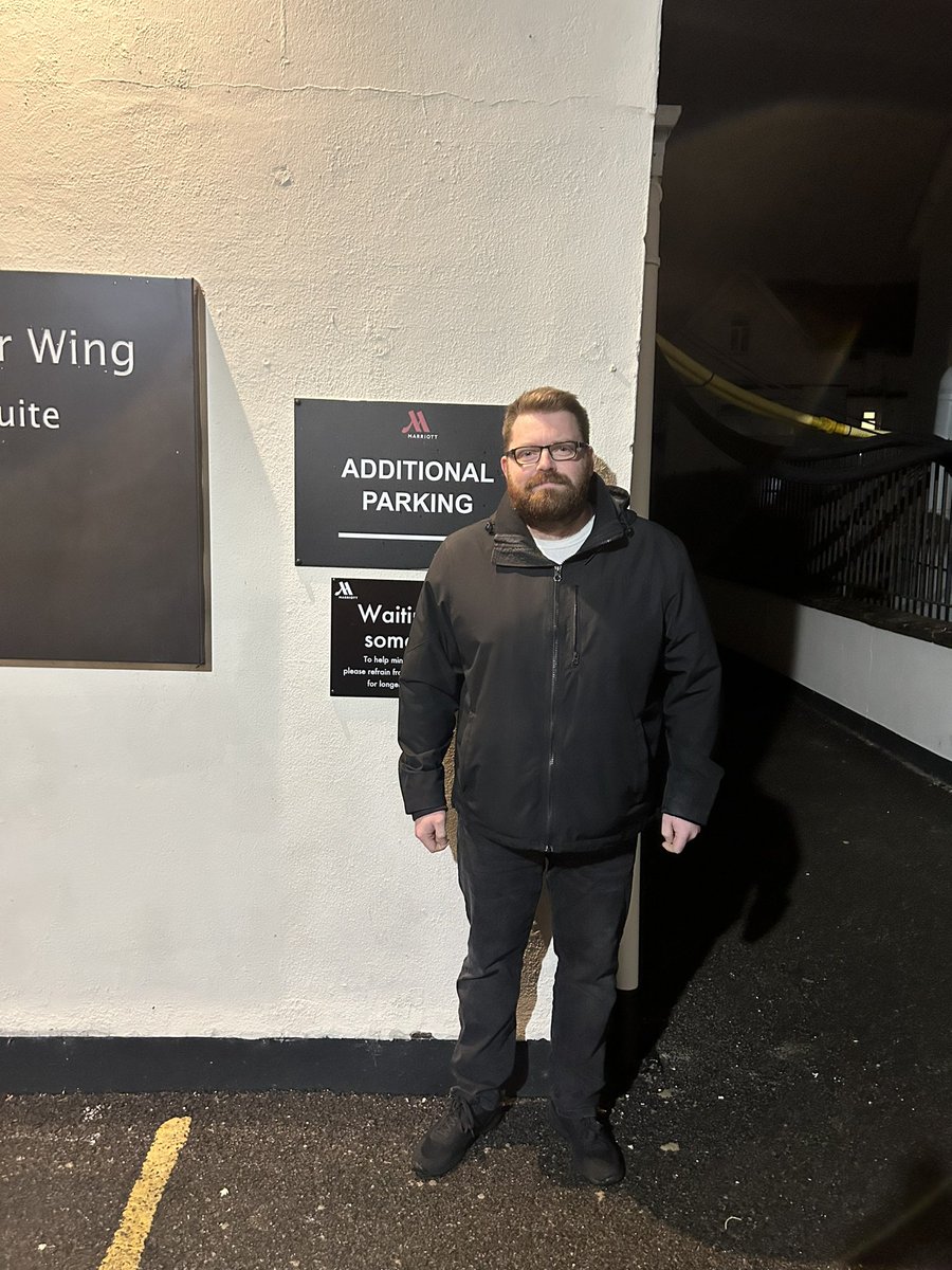 fpl_tactician's tweet image. Broke the cordon, stopped by security, explained why I’m here and got them to take picture next to the sign.😂

Absolute madness. Not sure it helps