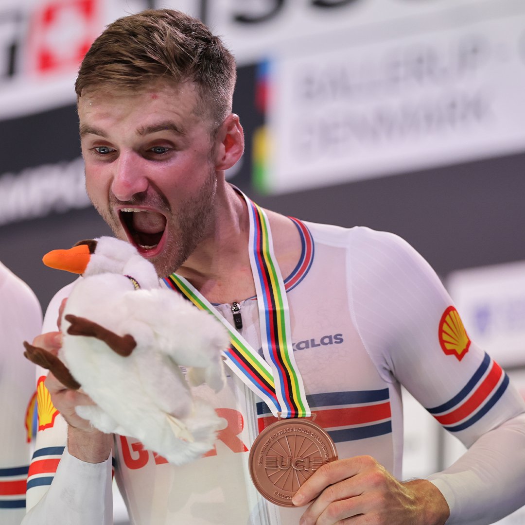 Good night everyone, especially <a href="/DanBiggles22/">Dan Bigham</a> and his swan 🦢 

#Ballerup2024 | <a href="/UCI_cycling/">UCI</a>