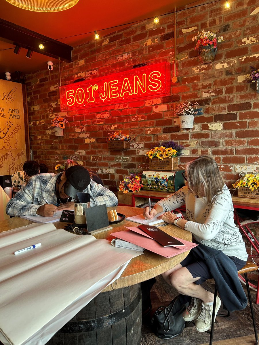 Calling East Midlands creatives! If you're local to Nottingham/ Derby &amp; are passionate about supporting writers, we're hiring!
We're looking for a Freelance Support Facilitator to support 10 playwriting sessions, in-person &amp; online.
Apply by October 23rd:
fifthword.co.uk/we-are-hiring/