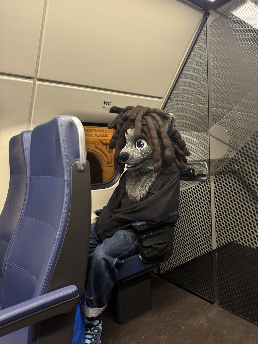 Godverdomme. Er zit een hond in de cuckstoel.