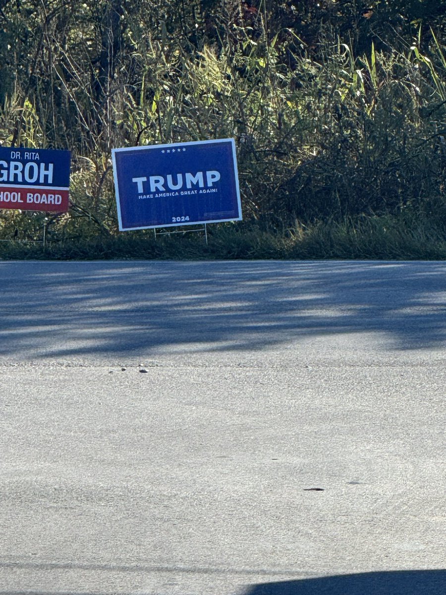 noogaguy's tweet photo. My #trumpsign lasted 3 days. 😞 RIP! https://t.co/NqeNrWPHyO