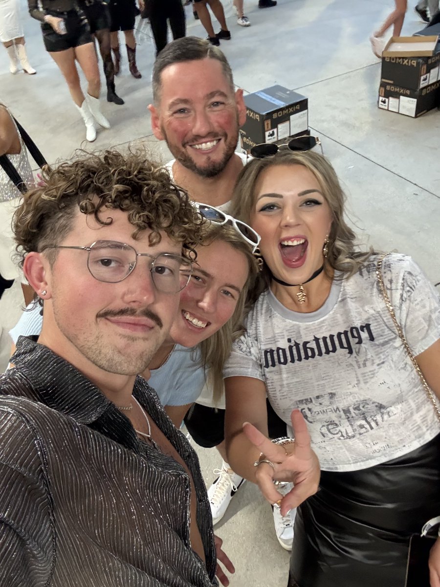 frostym4's tweet photo. #MiamiTSTheErasTour #Taylornation https://t.co/Exx48Iq11W