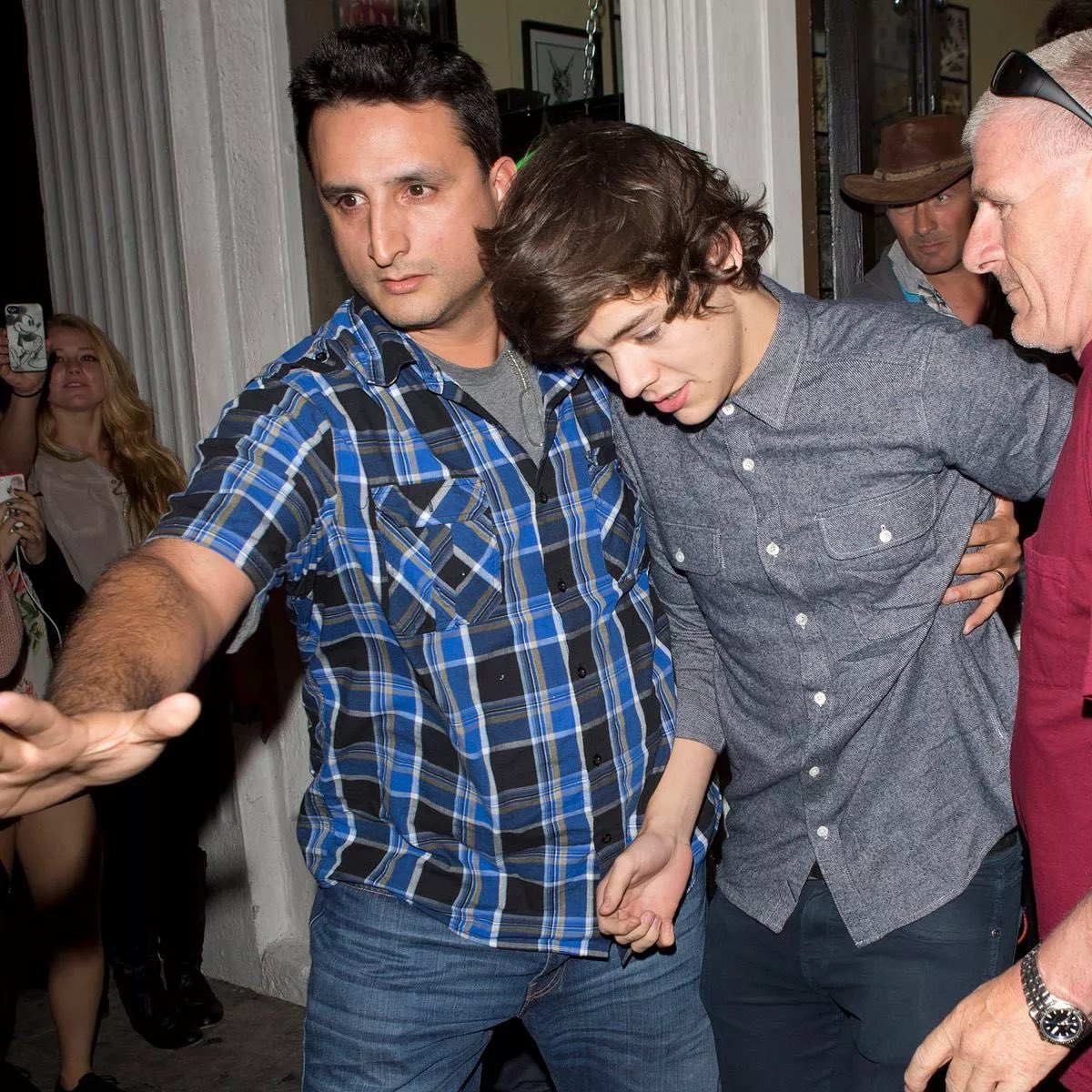 absolutely destroyed over the fact that, not one, but TWO of one direction’s security guards were with geoff 😭😭😭

(yes I am old enough to identify both)