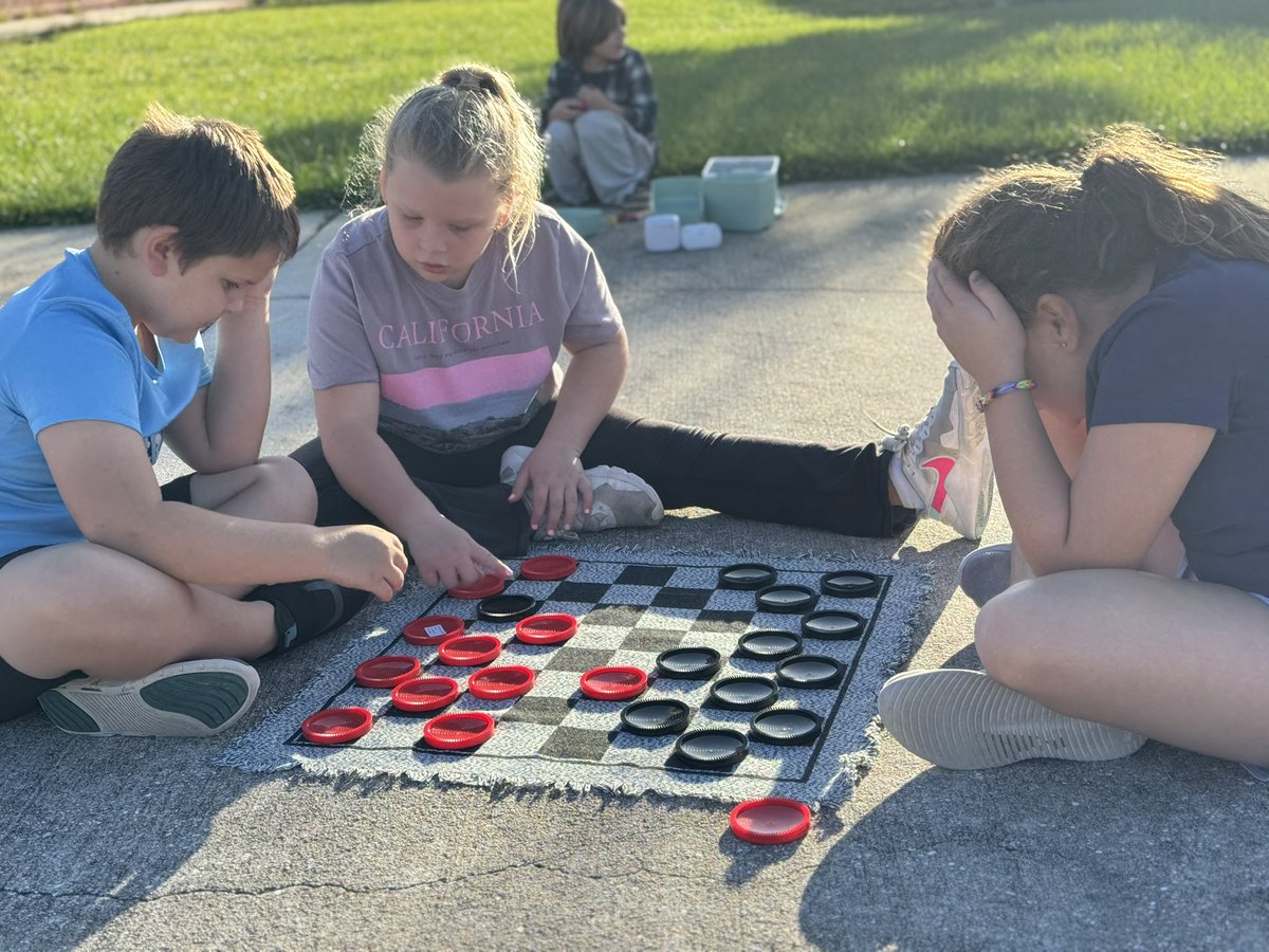 MrsMathis3rdGrd's tweet image. Today the M&amp;amp;Ns had a blast spending time together playing yard games!! Thanks @KWillis_SDHC for organizing this for all the Bulls! @hcpsBailey @OrlowskiHCPS