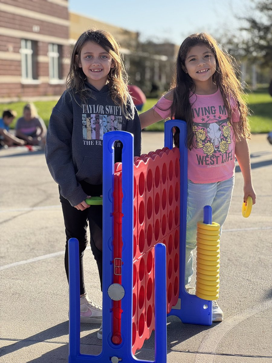 MrsMathis3rdGrd's tweet image. Today the M&amp;amp;Ns had a blast spending time together playing yard games!! Thanks @KWillis_SDHC for organizing this for all the Bulls! @hcpsBailey @OrlowskiHCPS