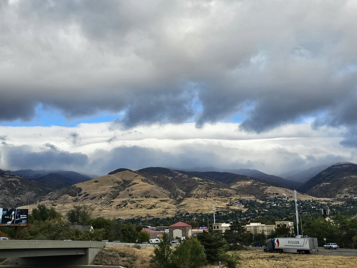 UtahWxMan's tweet image. Check out the cap cloud or lenticular cloud formation over the wasatch mountains above Centerville, Utah indicating east flow is setting up, east downsloping winds should start soon. #utwx @NWSSaltLakeCity #utwind