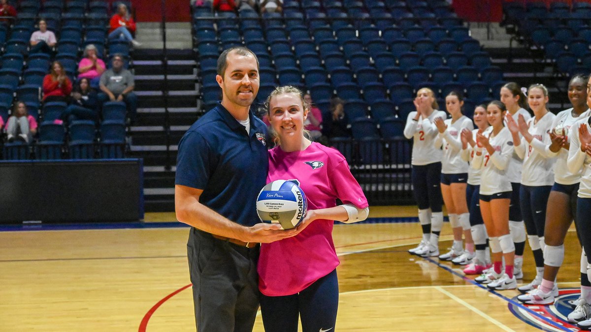 <a href="/usiwvolleyball/">USI Volleyball</a> junior Keira Moore was recognized pregame for surpassing 1,000 career digs!

#GoUSIEagles #OVCit