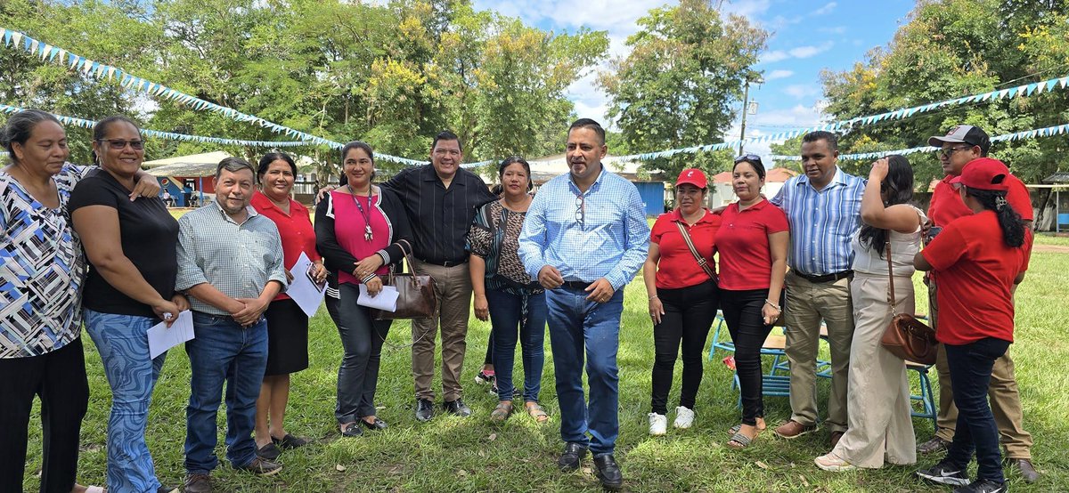 BancadaLibre's tweet photo. La comunidad educativa del Centro de Educación Básica "José Cecilio del Valle" de La Trinidad, Yoro, recibió un importante aporte de pupitres gestionados por los diputados #FelipePonce y @nelsonleiva85 , ante la Dirección de Construcciones Escolares de la @Seduc_HN. Esta entrega tiene como objetivo mejorar las condiciones de estudio de los estudiantes y fortalecer la calidad educativa en el sector.