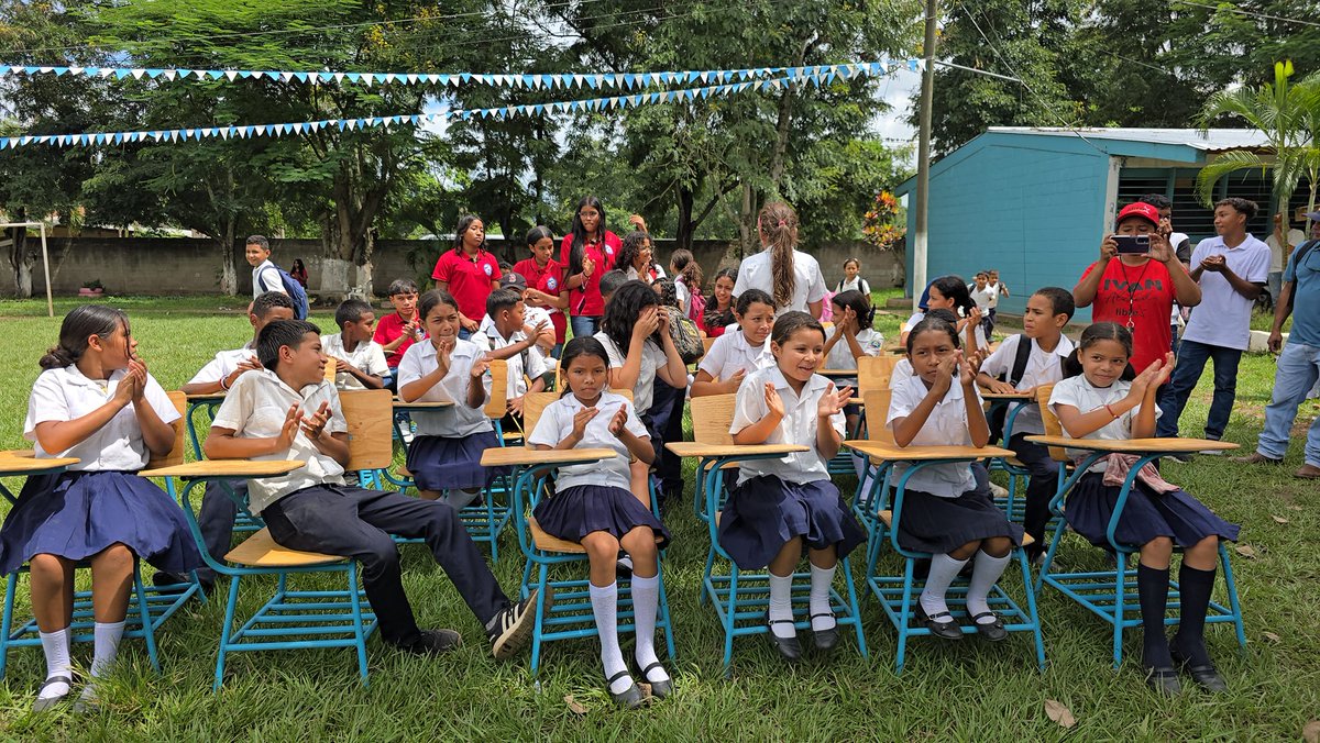 BancadaLibre's tweet photo. La comunidad educativa del Centro de Educación Básica "José Cecilio del Valle" de La Trinidad, Yoro, recibió un importante aporte de pupitres gestionados por los diputados #FelipePonce y @nelsonleiva85 , ante la Dirección de Construcciones Escolares de la @Seduc_HN. Esta entrega tiene como objetivo mejorar las condiciones de estudio de los estudiantes y fortalecer la calidad educativa en el sector.