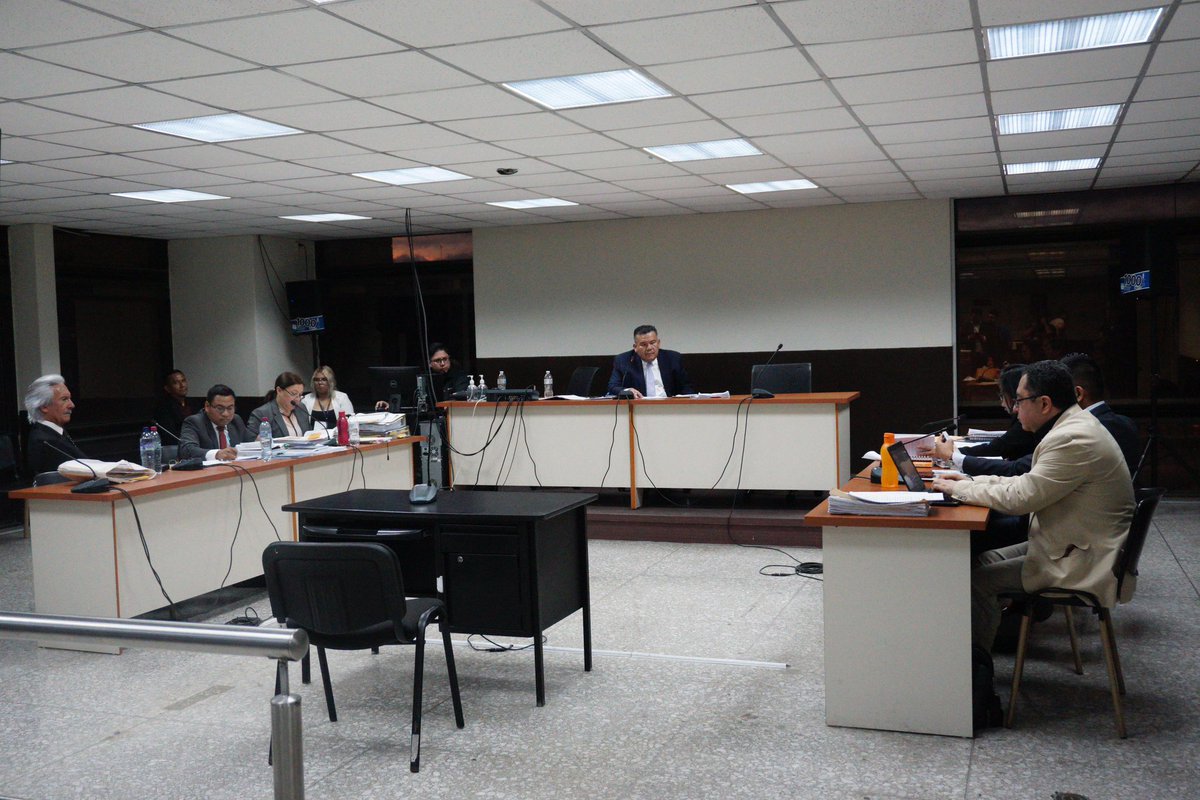 eP_investiga's tweet photo. #URGENTE 🚨 | Juez Erick García dice que se ha excedido del plazo de prisión contra Jose Rubén Zamora. En este momento resuelve sobre la solicitud de la defensa de otorgarle arresto domiciliario tras la argumentación de todas las partes. https://t.co/bjVfm3rWQM