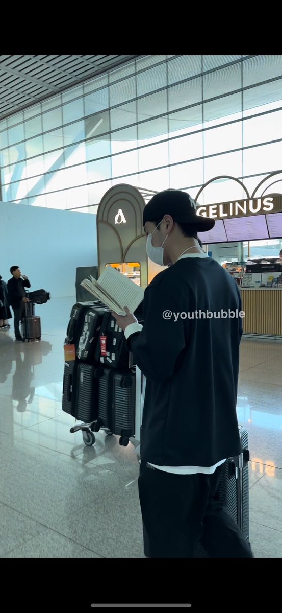 241019

아니 갑자기 걸으면서 책읽는 남자 나타남 

#iKON #아이콘 #구준회 #준회 #JUNE #ジュネ