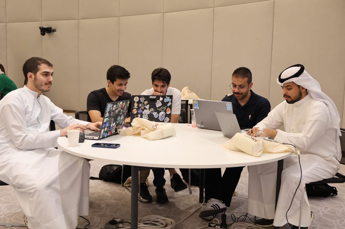 JavierHtaLpz's tweet image. Google Cloud is empowering the future of tech in Kuwait with Cloud Hero! With support from Kuwait University, #KFAS and #KDIPA, we've engaged young professionals to work on gen AI tools and drive digital transformation.

#CloudHeroKuwait #CloudDayKuwait
