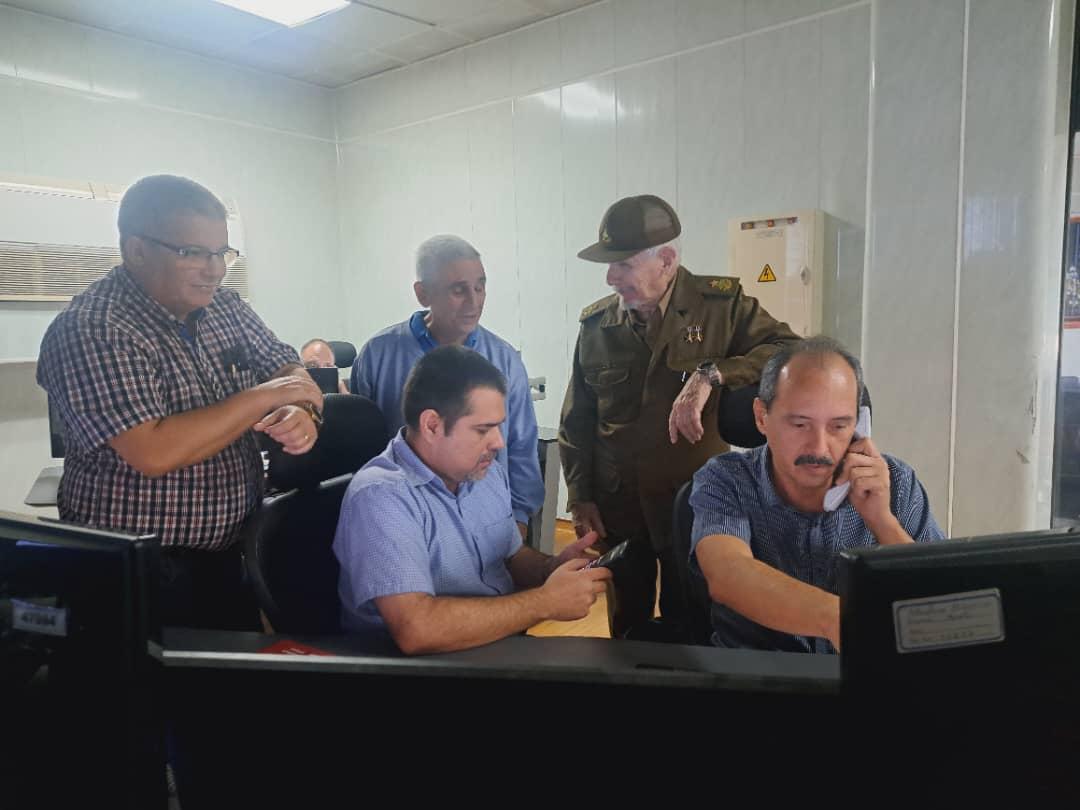 cubadebatecu's tweet photo. El vice primer ministro de Cuba y Comandante de la Revolución, Ramiro Valdés Menéndez chequea las labores para el restablecimiento del Sistema Electroenergético Nacional. https://t.co/72qFIpn7eX