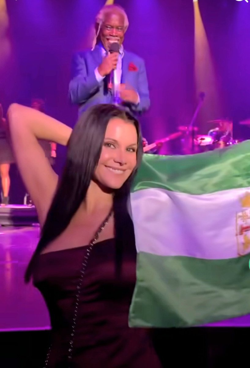 La cantidad de collas resentidos criticando es increíble... 😂😂😂

Hermosa mujer, hermosa bandera. Nada más que decir 💚🤍💚