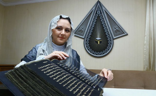 Azerbaijani artist Tunzala Mamedzadeh's Hand-Painted Quran in Gold on 164 Feet of Black Silk