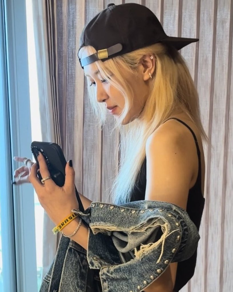 Rosé está usando uma pulseira escrita “Brasil” 😭😭

#ROSÉ #로제 <a href="/numberoneHQ/">numberoneHQ</a>