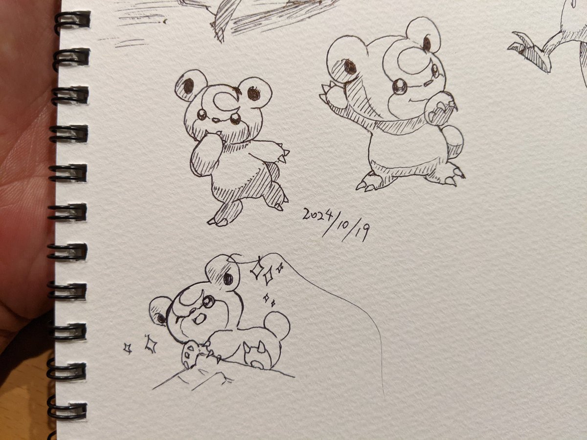 ヒメグマ 三日月の模様は和風な世界観の金銀にピッタリやね 見た目まんまクマだからぬいぐるみ感出てて可愛いと思う カキカキ。 