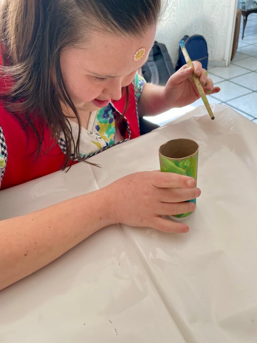 lacasadown's tweet image. Taller de arte
En este taller exploramos diferentes texturas, técnicas y materiales. Cortamos, pintamos, pegamos, armamos y sobre todo, nos divertimos mucho. 
#LaCasaDown #LCDG #trisomia21 #tallerdearte #art #arte #taller #sindromededown #downsyndrome #education #educacion