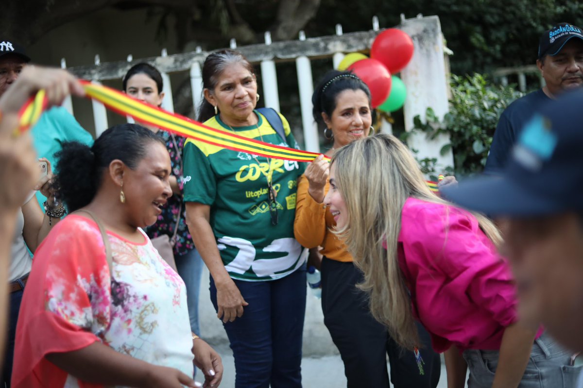 🏘️  ‘Barrios a la Obra’, la apuesta social del alcalde <a href="/AlejandroChar/">Alejandro Char</a>, con proyectos y programas que dignifican la vida de los barranquilleros. 

¡Porque el que ha padecido no tener una vía pavimentada, sabe de lo que estamos hablando! Ahora transformamos esas vías arenosas por