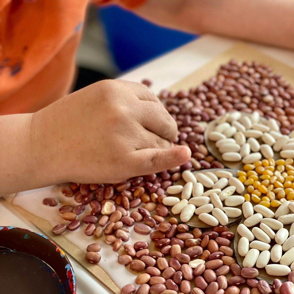 lacasadown's tweet image. Taller de arte
En este taller exploramos diferentes texturas, técnicas y materiales. Cortamos, pintamos, pegamos, armamos y sobre todo, nos divertimos mucho. 
#LaCasaDown #LCDG #trisomia21 #tallerdearte #art #arte #taller #sindromededown #downsyndrome #education #educacion