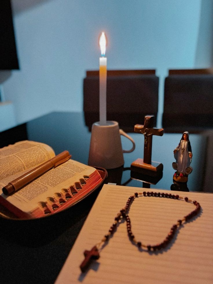 SacerdosMariae's tweet photo. ¿Conoces lo que es la 'Lectio Divina'?

La Lectio Divina es una antigua práctica de oración contemplativa en la Iglesia Católica que busca un encuentro profundo con la Palabra de Dios, especialmente a través de la lectura y meditación de las Sagradas Escrituras. Se desarrolla en cuatro pasos fundamentales, que permiten escuchar a Dios, meditar sobre su mensaje, dialogar con Él y contemplar su presencia. Esta forma de oración es accesible a todos los fieles y se realiza comúnmente tanto de manera personal como comunitaria. Aquí te explico cómo se realiza, según la enseñanza de la Iglesia Católica:

1. Lectio (Lectura)

En esta primera etapa, se selecciona un pasaje de la Escritura, generalmente una lectura del Evangelio o una lectura litúrgica del día. La clave es leer lentamente, permitiendo que las palabras resuenen en el corazón. Es importante detenerse en frases o palabras que llamen la atención. El objetivo aquí no es solo entender el texto, sino permitir que la Palabra de Dios "hable" directamente a nuestra vida.

Consejo práctico: Leer el texto en voz alta o repetirlo varias veces puede ayudar a profundizar en su significado.

2. Meditatio (Meditación)

En la meditación, se reflexiona sobre el pasaje leído. Se busca comprender lo que Dios está diciendo a través de su Palabra. Aquí puedes hacer preguntas personales como: ¿Qué mensaje tiene este texto para mí hoy? ¿Cómo afecta mi vida? Se trata de un tiempo de reflexión en el que la Palabra de Dios penetra el corazón y comienza a transformar los pensamientos y las actitudes.

Consejo práctico: Mantén un diario espiritual donde anotes tus reflexiones o las palabras que más te impactaron.

3. Oratio (Oración)

Después de meditar en la Palabra, el siguiente paso es la oración. Esta es una respuesta directa a Dios en forma de diálogo. Aquí puedes hablarle a Dios con sinceridad, compartir tus pensamientos, tus alegrías, tus preocupaciones, o pedirle la gracia de vivir lo que has meditado. Es un tiempo para elevar tus pensamientos y corazón a Dios, dialogando con Él desde lo más profundo.

Consejo práctico: La oración puede incluir alabanza, gratitud, arrepentimiento o petición, según lo que te haya inspirado el texto.

4. Contemplatio (Contemplación)

La contemplación es el momento de descansar en la presencia de Dios. Es un estado de silencio interior, donde se deja de lado el pensamiento activo y se está simplemente en la presencia amorosa de Dios. Es una experiencia de unión con Él, sin necesidad de palabras. En esta etapa, se busca estar receptivo a lo que Dios quiere hacer en ti, permaneciendo en paz y en comunión con su presencia.

Consejo práctico: No tengas prisa en esta etapa, permítete estar en silencio, dejando que la experiencia de Dios hable a tu corazón más allá de las palabras.

5. Actio (Acción)

Aunque no siempre se menciona como un paso separado, algunos añaden una quinta etapa llamada Actio. Este es el momento de aplicar lo que se ha experimentado en la Lectio Divina a la vida diaria. La Palabra de Dios debe llevarnos a la acción, transformando nuestras decisiones, relaciones y comportamientos en el mundo.

Consejo práctico: Piensa en un compromiso concreto que puedas realizar durante la semana, inspirado en lo que has orado y meditado.

Fuentes:

Catecismo de la Iglesia Católica: Explica el valor de la meditación y la oración contemplativa (nn. 2708-2719).

San Benito y los Padres del Desierto: Fomentaron esta práctica como un camino de santidad.

Documentos del Concilio Vaticano II: Especialmente en Dei Verbum, se recalca la importancia de la escucha de la Palabra de Dios para todos los fieles.

Esta estructura de la Lectio Divina permite una relación más profunda con la Palabra de Dios y puede practicarse a diario, en momentos de retiro espiritual, o como parte de la preparación para la liturgia dominical.