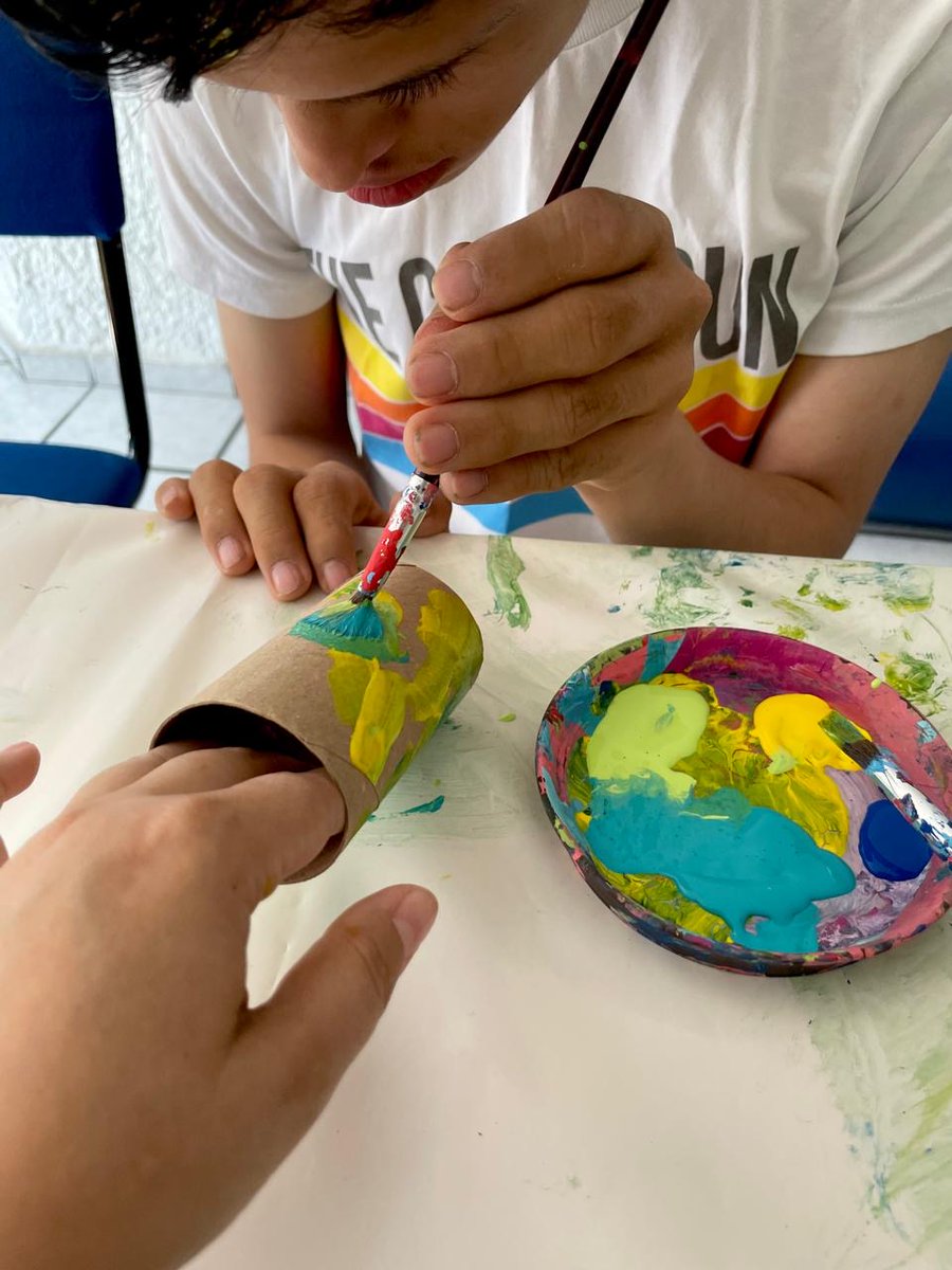 lacasadown's tweet image. Taller de arte
En este taller exploramos diferentes texturas, técnicas y materiales. Cortamos, pintamos, pegamos, armamos y sobre todo, nos divertimos mucho. 
#LaCasaDown #LCDG #trisomia21 #tallerdearte #art #arte #taller #sindromededown #downsyndrome #education #educacion