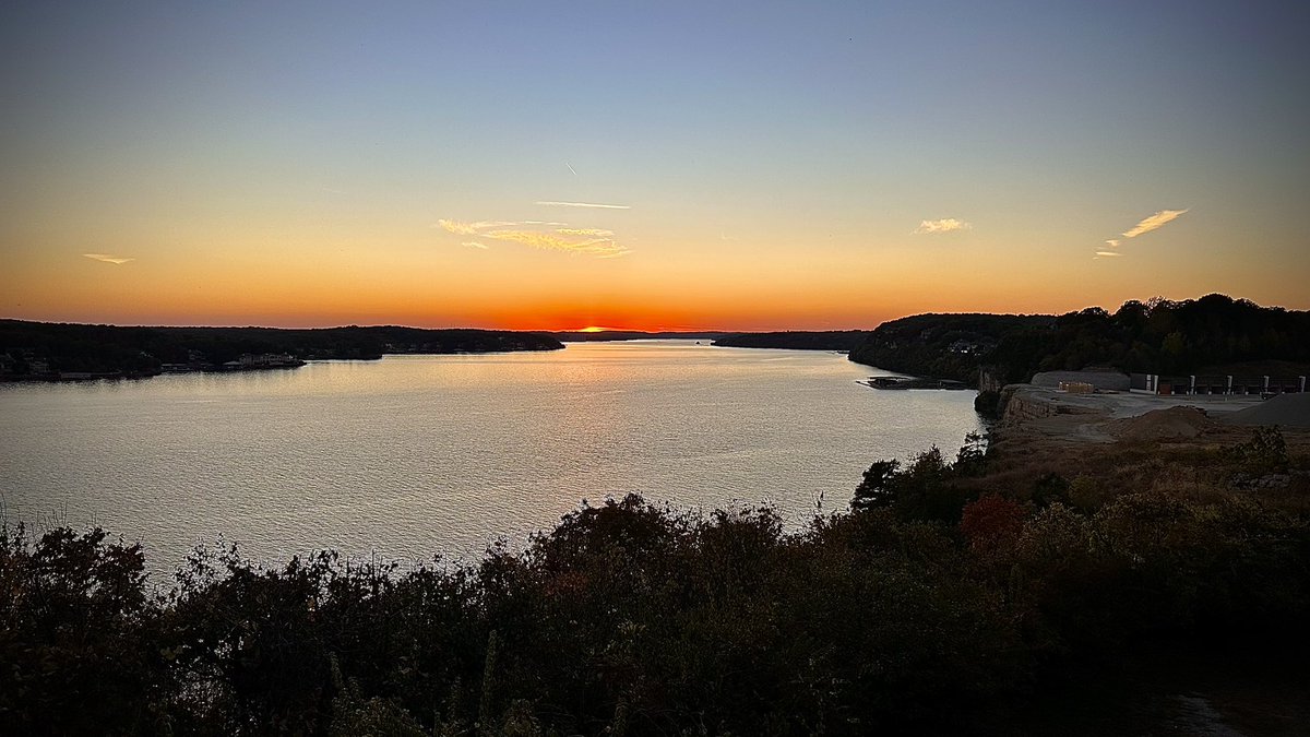 BaxtersLO's tweet photo. This Friday Fall @FunLakeMO masterpiece was truly something to behold. #midmowx #MoWx @KOMUMatt @ABC17Stormtrack @JessicaABC17 @SharonRayWx https://t.co/7eTFuqIfG7