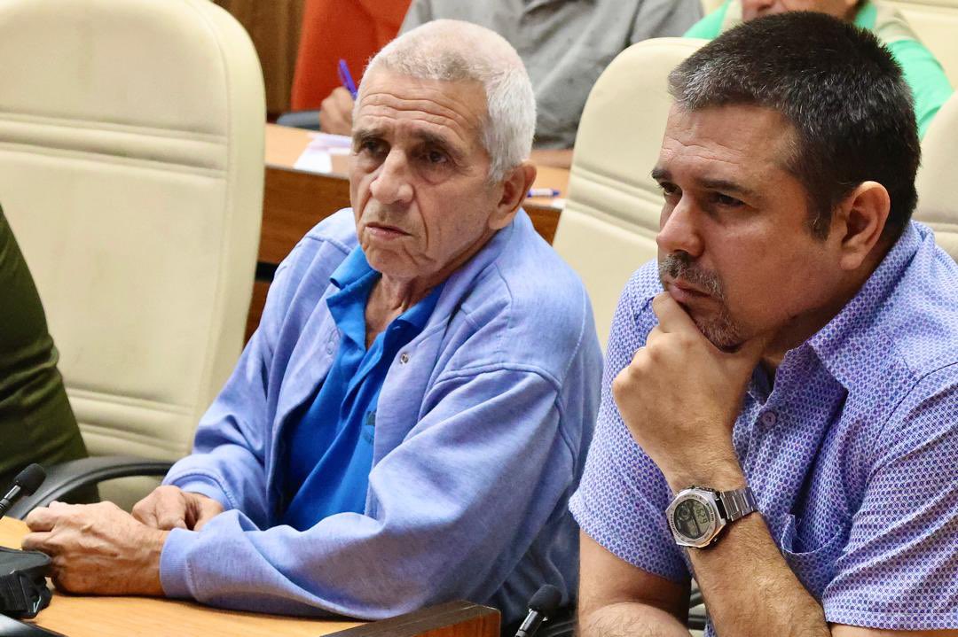 🇨🇺| El presidente <a href="/DiazCanelB/">Miguel Díaz-Canel Bermúdez</a> chequeó las labores que se están realizando para restablecer el sistema eléctrico nacional. 

Se trabaja en llevar energía hasta las termoeléctricas. Además se está levantando un mínimo de generación en casi todas las provincias.