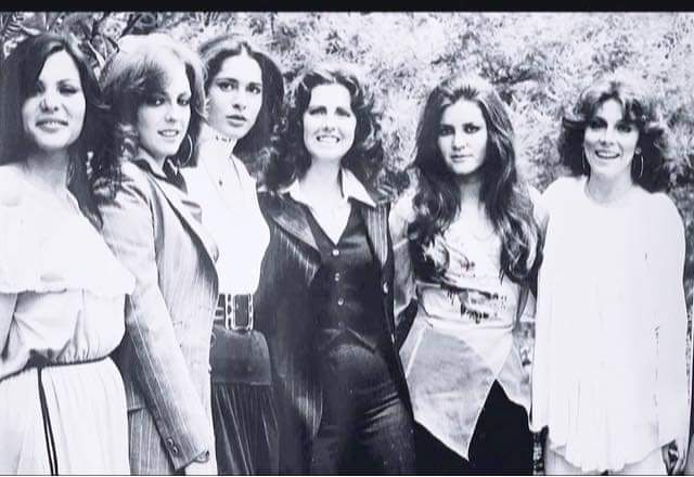 GUAPAS CELEBRIDADES DE ANTAÑO REUNIDAS.
.
Ursula Prats, <a href="/UribeMerle/">Merle Uribe Oficial</a>, Merle Uribe, Isaura Espinoza, Paty Moreno, Sandra Duarte y Verónica Castro.(Musicalísimo, años 80's).