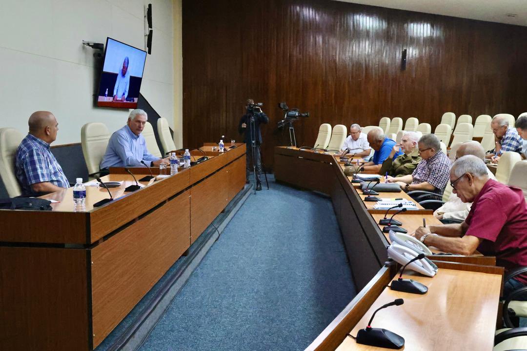 PresidenciaCuba's tweet photo. 🗣️| El mandatario alertó que restablecida la situación, se van a mantener determinados niveles de déficit todavía, “y por supuesto estaremos trabajando también para que estos déficit vayan disminuyendo con relación a lo que teníamos en días anteriores”. https://t.co/DKQXBKenPK
