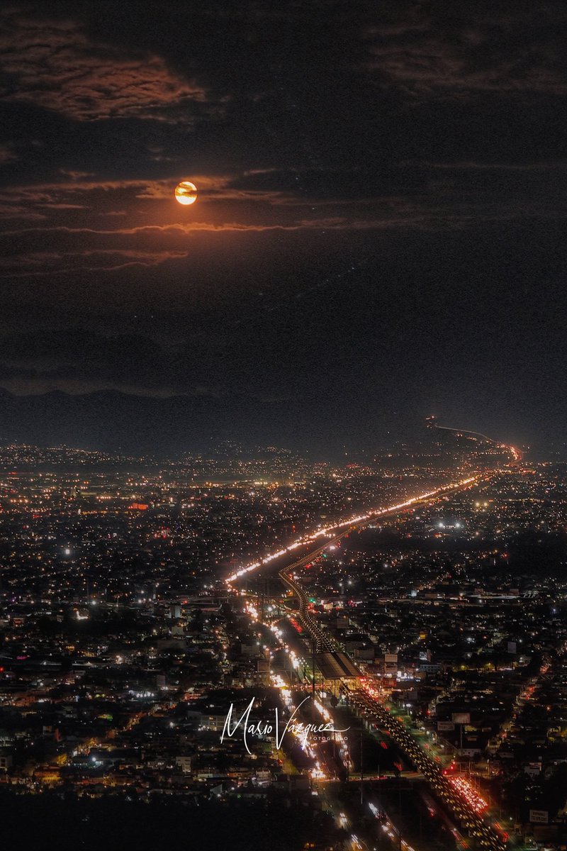 mvazquez71's tweet photo. De las lunas la de octubre es más hermosa 🎶🌹… 
Comparto otras imágenes que tomé de la #LunaLlena de ayer en #Toluca. https://t.co/CsR1gbEe1T
