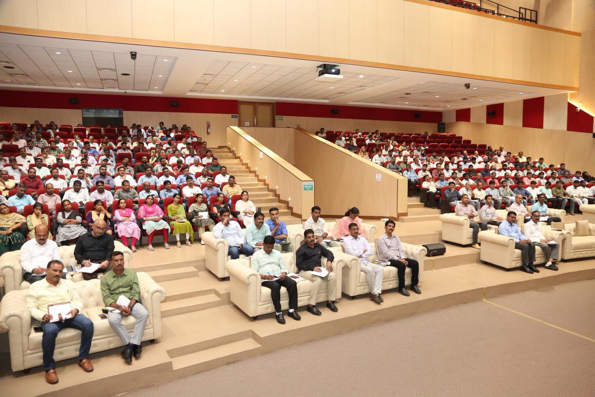 CVAnandIPS's tweet photo. Conducted a review meeting with the special branch staff of #Hyderabad City and told them that they are the eyes and ears of the CP and also the sentinels who protect the city with timely information and intelligence. Apart from that they do all the passport and job verifications and several other tasks. 

I appreciated their work and promised to look into their difficulties while reviewing .