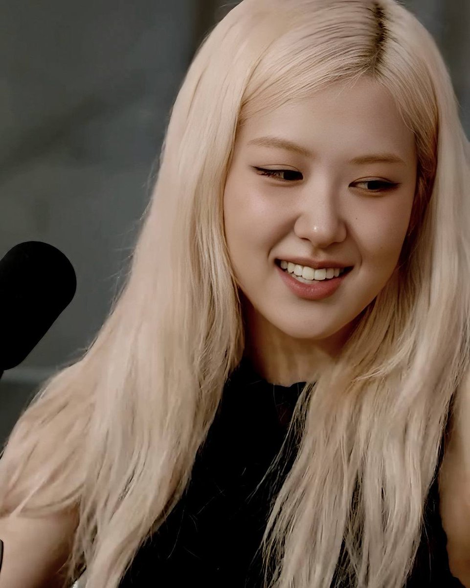 How can someone be this gorgeous 😭😭

#ROSÉ #ROSÉ_BRUNO_APT