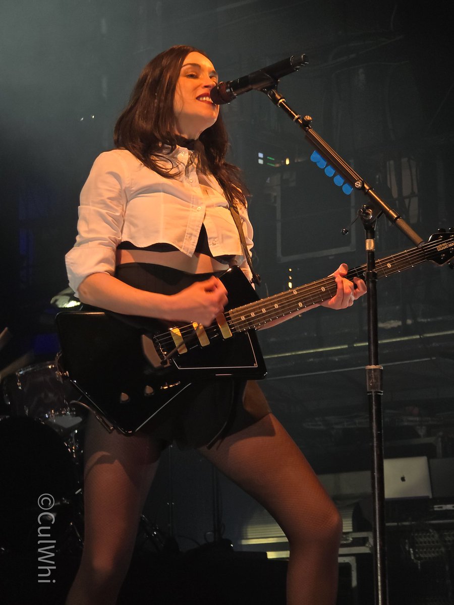 CultureWhispers's tweet photo. Amazing Live  #stvincentannieclark #annieclarck #st_vincent #razzmatazz  #stvincent #allbornscreamingtour #allbornscreaming https://t.co/eDJib6PWOF