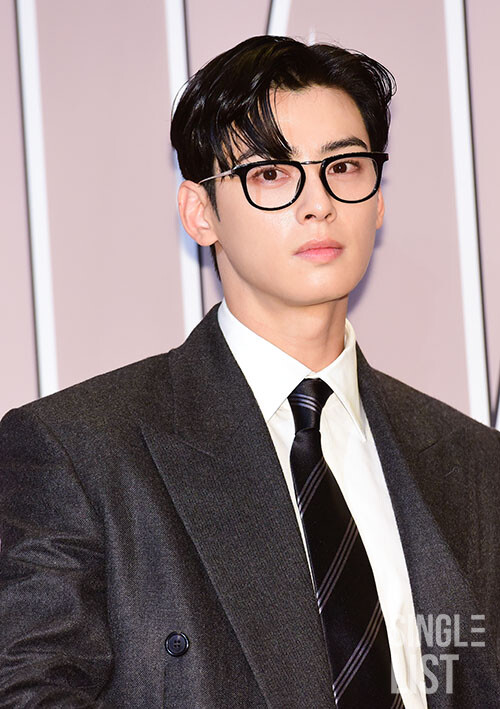 KDramaHandle's tweet photo. The top 10 boy group individual brand reputation rankings for October 2024:

1. #ASTRO's #ChaEunWoo
2. #WannaOne's #KangDaniel
3. #BTS' #Jin
4. #BTS' #Jimin
5. #EXO's #Baekhyun
6. #BTS' #Jungkook
7. #WannaOne's #ParkJiHoon
8. #Seventeen's #Jeonghan
9. #NCT's #Doyoung
10. #RIIZE's #WonBin