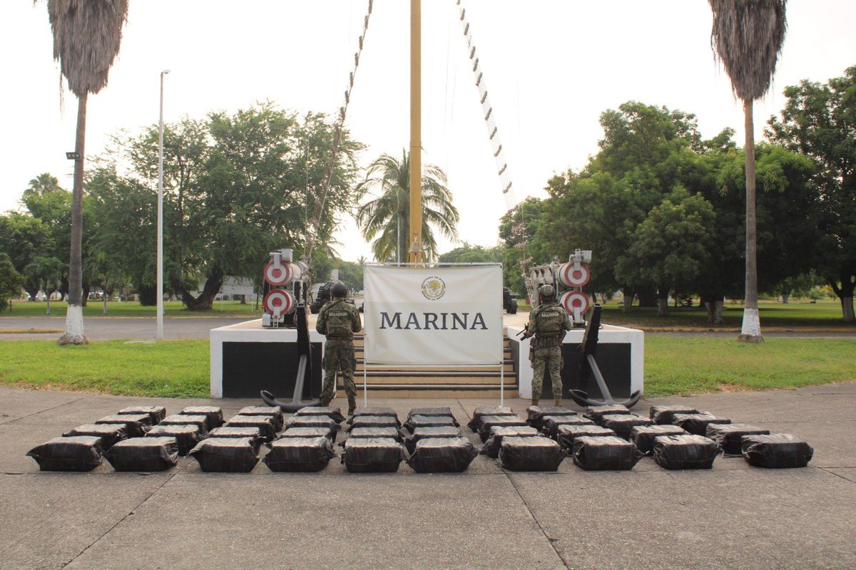SEMAR_mx's tweet photo. #MarinaTeInforma

Durante operaciones de patrulla de vigilancia marítima, se logró el aseguramiento de aproximadamente 8.3 toneladas de presunta carga ilícita y la detención de 23 probables transgresores de la ley; lo que representa la mayor cantidad de droga asegurada en una operación marítima, sin precedentes en la historia de la Institución.

Con estas acciones refrendamos nuestro compromiso #ParaServirAMéxico.

#ArmadaDeMéxico en el mar, en el aire y en la tierra.

Conoce más detalles en nuestro #ComunicadoDePrensa 📝 liga https://t.co/8QUNjpUkNm