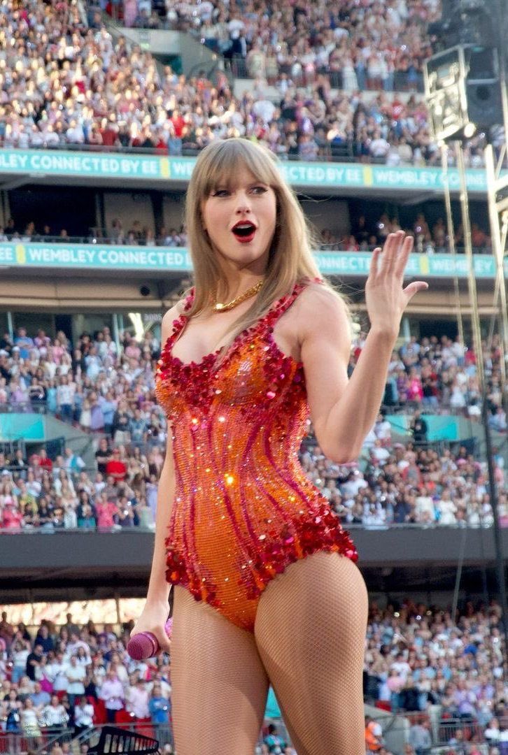 LoverPortalBr's tweet photo. E voltamos! Taylor Swift já deu início ao primeiro show de sua última leg da The Eras Tour, em Miami.

Ela está utilizando o body Tangerine. 🧡

#TSTheErasTourMiami https://t.co/6yFfZUH3PL