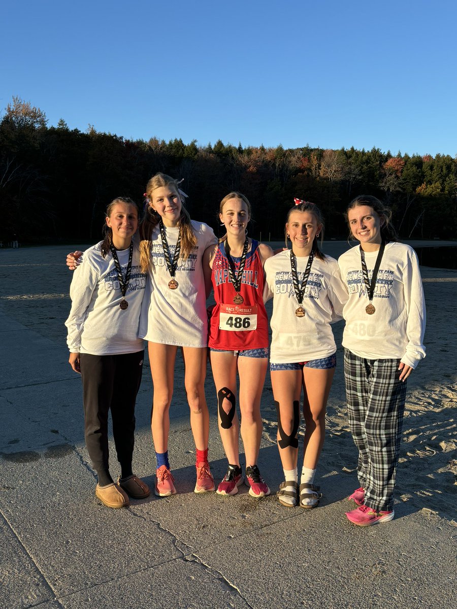 trackMH's tweet photo. Maple Hill Varsity XC girls place third to Columbia and Averill Park today at the Rensselaer County Meet. All five scorers medaled. #hillon3 @HillBoosterClub @MapleHill_HS @MH_Athletics https://t.co/5Ka5m7Y8OF