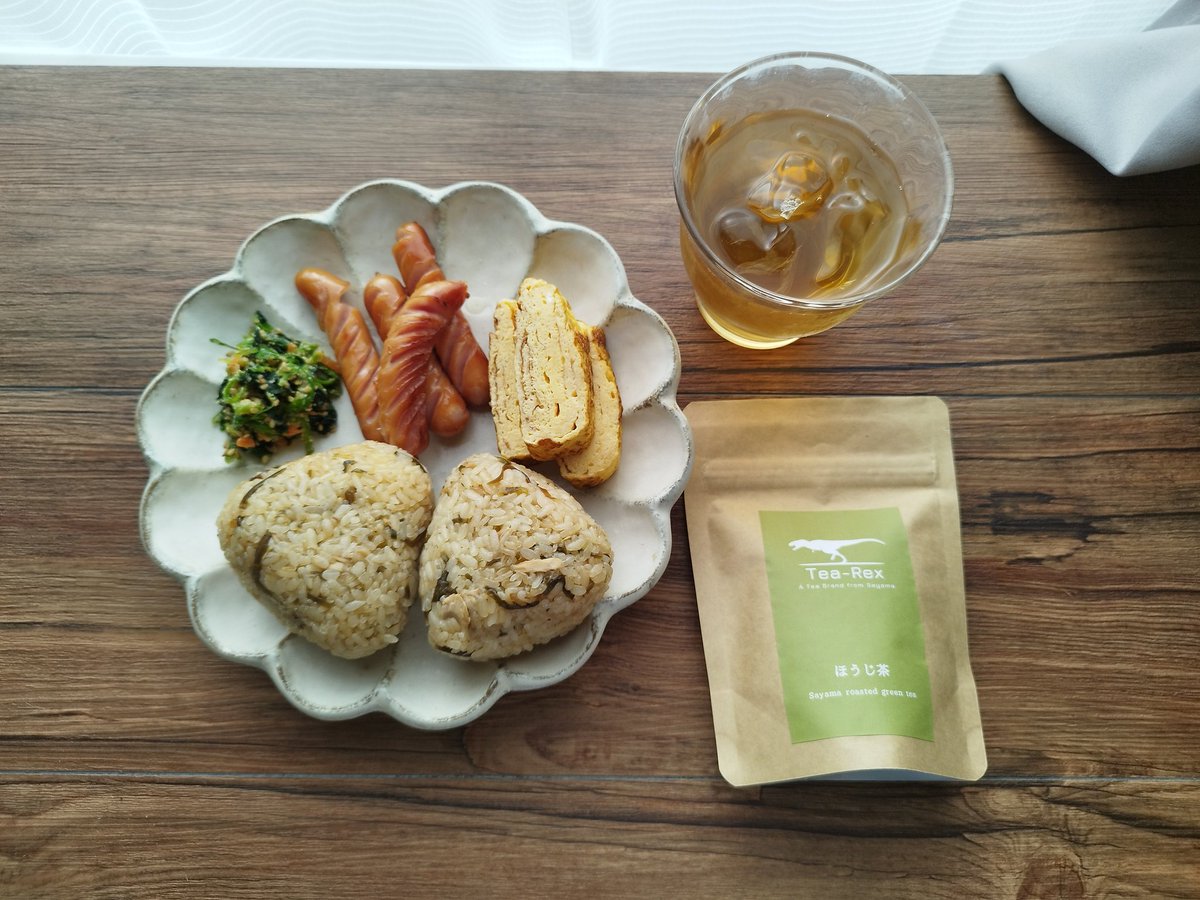 tearex_sayama's tweet photo. ツナこんぶ炊き込みご飯おにぎり&ほうじ茶☀
炊き込みご飯が秋っぽいです!
やはり卵焼きウインナーは至高…
すっきり冷たいほうじ茶が美味しいです🥰
#朝ごはん
#木漏れ日のお茶会
#TeaRex
#狭山茶
#ほうじ茶 https://t.co/4CQ5Y9rPhW