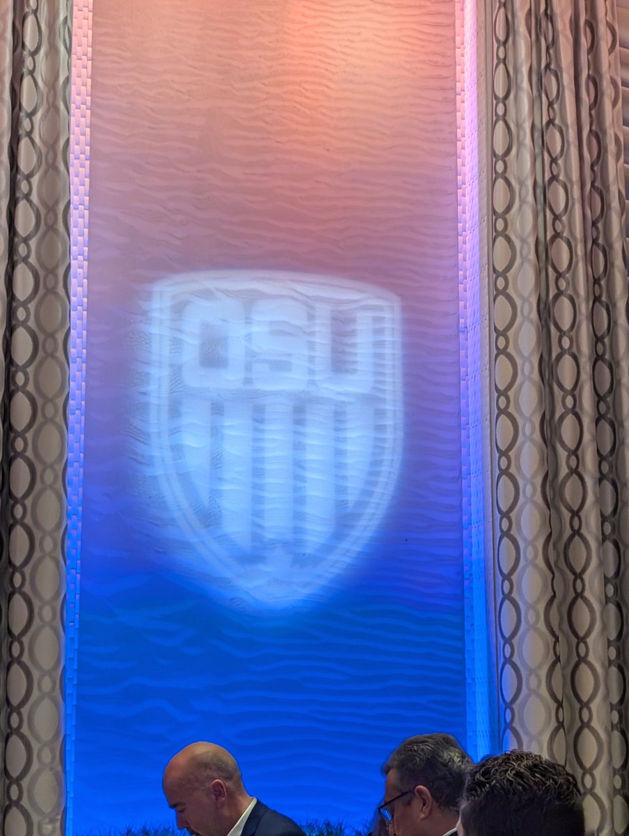 Quel événement! Merci à <a href="/OSUsoccer/">OSUsoccer</a> pour cette invitation, félicitations pour tous vos accomplissements cette année. Le <a href="/ecolecatholique/">CECCE</a> est fier de collaborer avec vous avec des projets novateurs et pédagogiques. Merci à <a href="/_MarkSutcliffe/">Mark Sutcliffe</a> de sa visite au banquet. #cecce ⚽🇨🇦