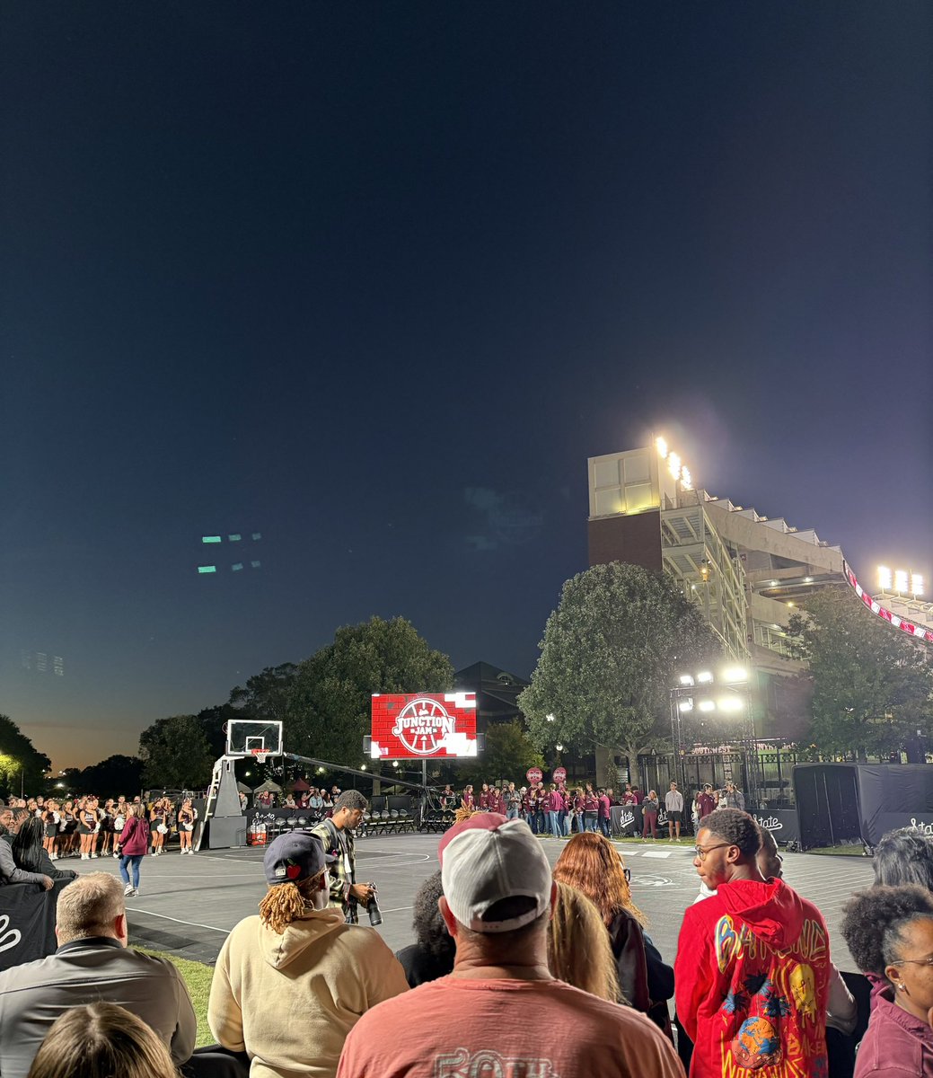 HailStateStool's tweet photo. Hopefully someone shatters a backboard out here
#JunctionJam https://t.co/qtGHYxzVXM